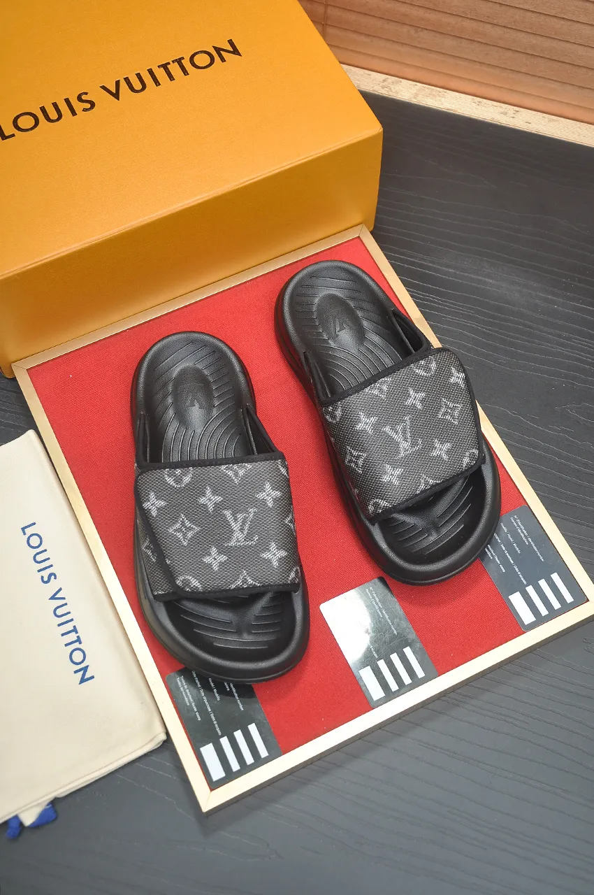 Men's men's shoes 💰340💶 [Louis Vuitton LV slippers] (high-end cowhide) counter 1:1 fashion style, a must-have for summer! The designer used LV’s iconic outsole. The original simple slippers instantly become fashionable! The upper is made of flexible special cowhide leather straps alternately, and the workmanship is exquisite! A must-have for stylish men in summer, size 38-45 (45 customized)